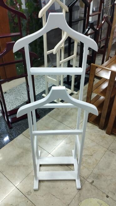 paltar asilqanlari: Müxtəlif rənglərdə mövcud olan bu taxta paltar asılqanları geyimlərin — 7