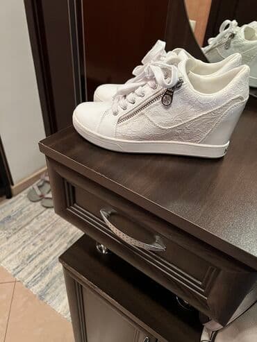 женские кеды сникерсы: Размер: 40, цвет - Белый, Новый — 1