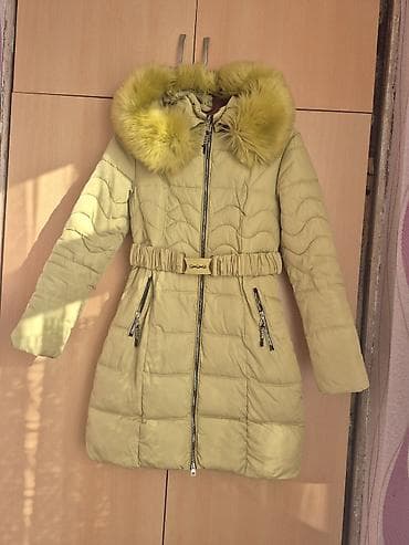 Qadın qış gödəkçəsi – açıq zeytun rəngində, kapüşonlu və süni kürk