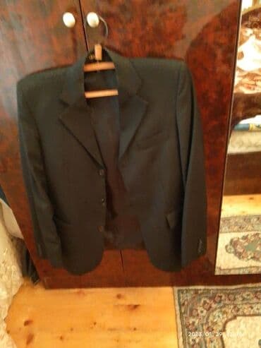 Klassik üslubda, tünd rəngli kişi blazeri. Bu blazer iki düyməli lalafo.az -da Klassik üslubda, tünd rəngli kişi blazeri. Bu blazer iki düyməli