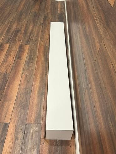 Ağ rəngdə divar paneli. Tv altliqi satilir istifade olumyub hec yendi