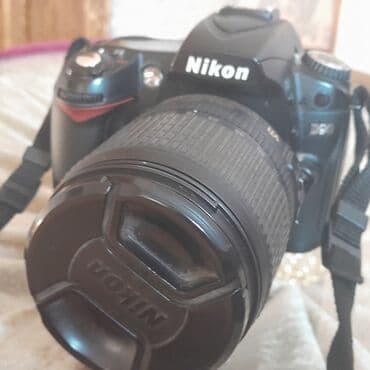 notbuk ucuz: Nikon D90 rəqəmsal güzgülü kamera. Kameranın qara rəngli korpusu var — 6