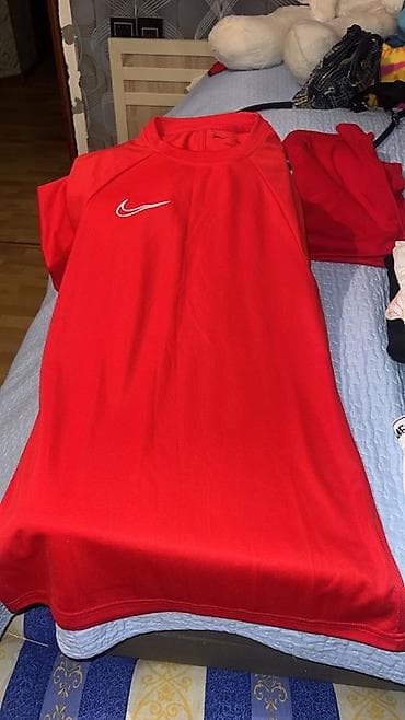 Qırmızı idman köynəyi – Nike loqolu - Rəng: parlaq qırmızı - Model