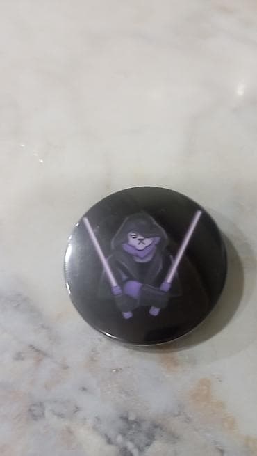 Dəyirmi nişan (badge) – qara fonlu, iki bənövşəyi işıqlı qılınc tutan — 1