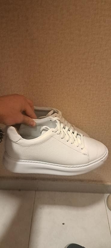 ağ krasovka: Ağ rəngli minimal dizaynlı idman ayaqqabısı 8 cm boy artıran dəri — 1