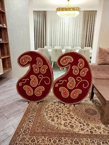 Xalça üzərində sərgilənən iki ədəd milli naxışlı dekorativ “buta”