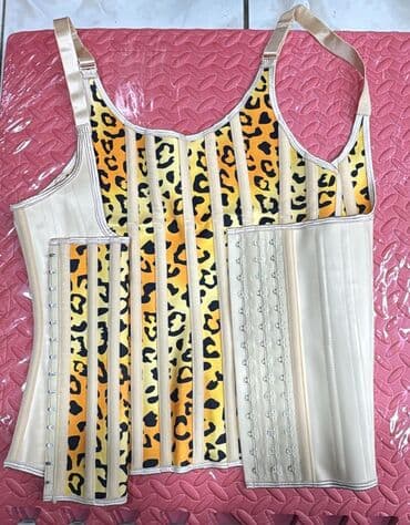 утягивающее белье для полных женщин: Qara və bej rəngdə olan, çəkilməyə kömək edən korset-üst geyimi — 1