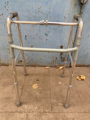 Yerimək üçün arabalar, çəliklər, əsalar, rollatorlar: Gəzinti üçün yüngül metal “walker” (dəstək çərçivəsi) Az işlenmiş — 2