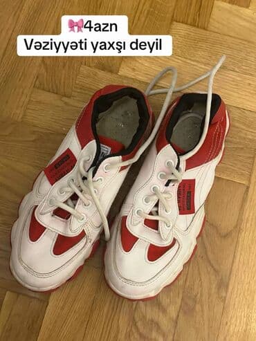 qaçış üçün qadın krosovkaları: - Məhsul: İdman ayaqqabısı (sniker) - Rəng: Ağ-qırmızı - Bağlanma — 1