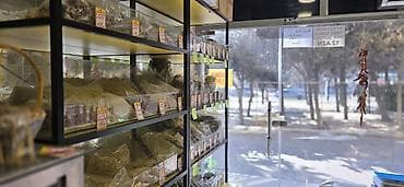 mebellər və qiymətləri: Mağaza üçün vitrin və kassir zonası mebeli komplekti - Rəf sistemi — 8