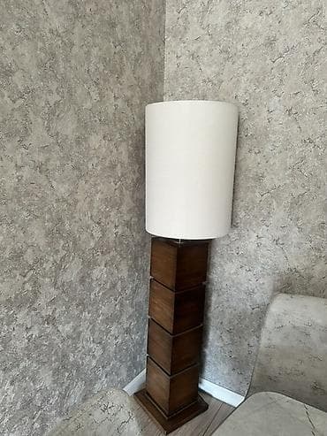 Döşəmə lampası – taxta gövdəli, böyük abaşurla - Model: Döşəmə tipli — 1