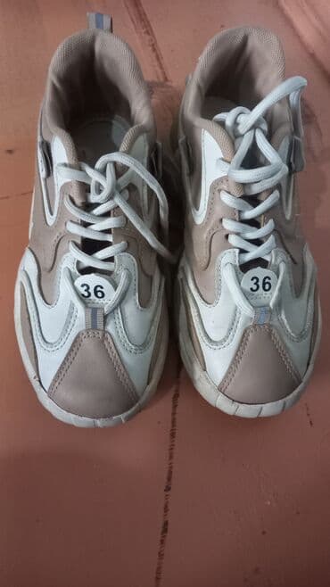 qadın krosovkaları yay üçün: Krasofka 5 Azn 
 Rəng: bej və ağ kombinasiyası
Ölçü: 36 — 2