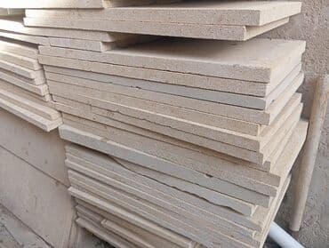 Təbii daş plitələr – müxtəlif ölçülü, qalınlığı təxminən 2–3 sm