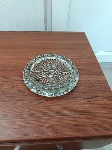 Süni güllər: Məhsul: Antik kəsimli şüşə küllük Mənşə: SSRİ Qiymət: 10 AZN — 2