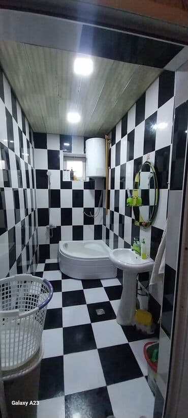 Kirayə evlər: Satılır: həyət evi - Geniş, hasarlı həyət: dəmir darvaza, betonlanmış — 4