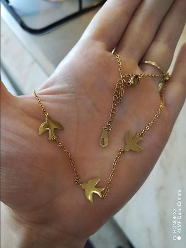 Qızılı rəngdə zərif bilərzik - Dizayn: Zəncir üzərində üç ədəd quş