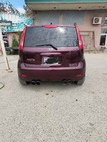 xrom diski: Nissan Note – bənövşəyi/marun rəngli kompakt hetçbek Xüsusiyyətlər: - — 4