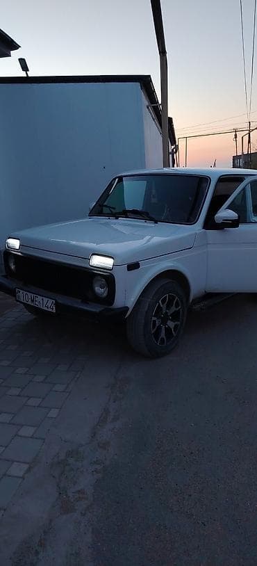 10 lt 663: Ağ rəngli Lada Niva (VAZ 2121) yolsuzluq avtomobili Xüsusiyyətlər: - — 1