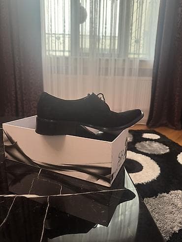 Ayaqqabılar: Klassik kişi ayaqqabısı – qara rəng, şnurla bağlanan model. - — 1