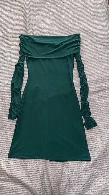 stil: Tünd yaşıl rəngli, açıq çiyinli qadın donu. - Stil: Off-shoulder — 2