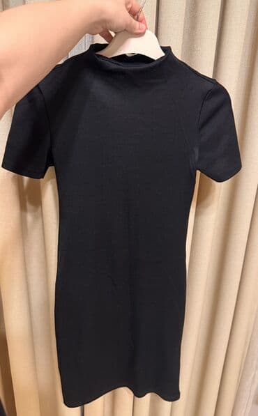 Qadın geyim dəsti - Qara qısa qol don: sadə, bədənə oturan siluet