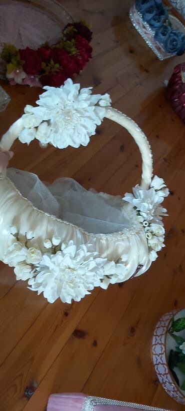 şirniyyat xoncaları: Toy Nişan ücün dekorativ bəzəkli səbət, krem rəngli atlas parça və ağ — 3