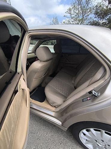 mercedes ml: Mercedes-Benz E 240: 2.4 l | 2000 il Sedan — 6