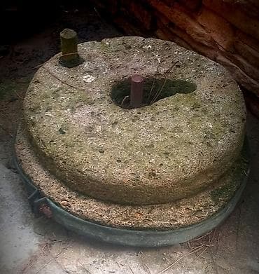 su dasi: Qədimi dəyirman daşı.1875 ci ilə aid — 1