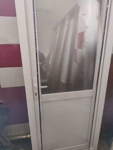 plastik pəncərə şəbəkə: Ağ rəngdə plastik pəncərə. Bu pəncərə, müxtəlif layihələrdə istifadə — 18