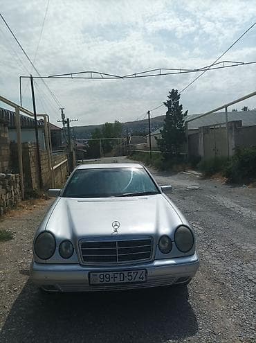 Mercedes-Benz E‑Class (W210) sedan – gümüş rəng. 1998 çi il 2.2
