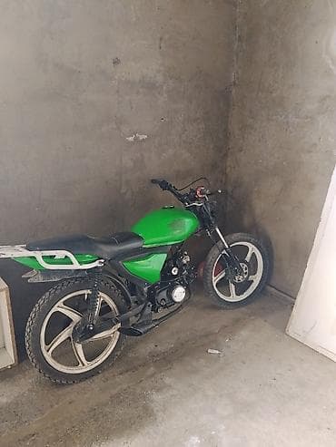 Moped/Motosiklet – yaşıl rəngli, yüngül şassi - Tip: benzinlə işləyən — 1