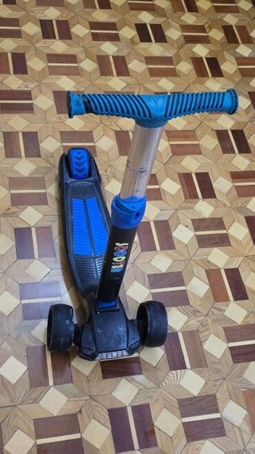moped qiymətləri: Uşaq skuterı – 3 təkərli, mavi-qara. Yaxşı vəziyyətdədir. Təkərlərdə — 3