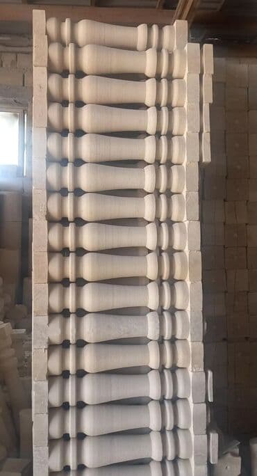 балясины из камня: Ağ rəngli, müxtəlif formalı və ölçülü dəmir-beton sütunlar. Bu — 41