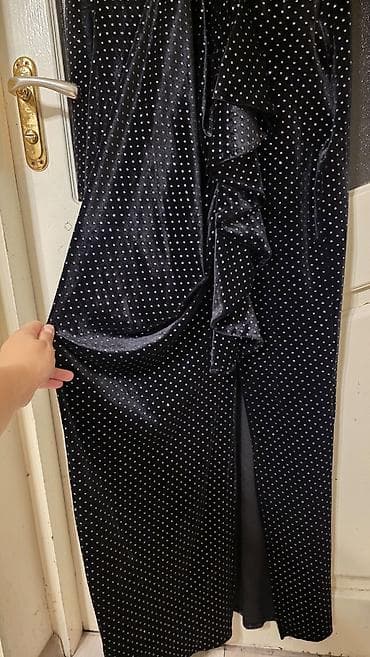 koja donlar: 1 defe toya geynilib. bedene oturan modeldir. xl olcu. metrolara 2 azn — 1