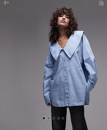 Geniş yaxalı mavi oversize köynək - Model: qadın köynəyi, ön hissədə — 1