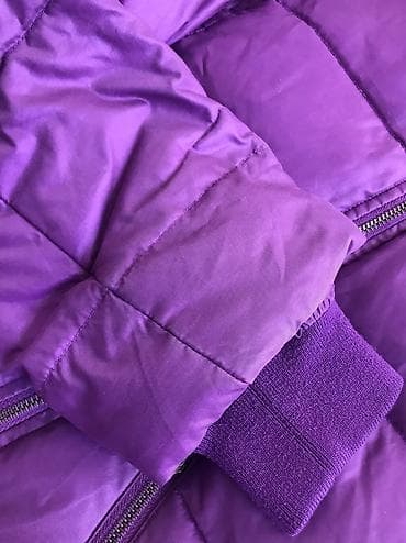 qurtqa: Bənövşəyi rəngdə, Benetton brendinə aid qadın puffer gödəkçəsi. Bu — 8