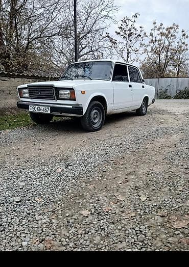 VAZ 2107, ağ rəng, sedan kuzov. Texniki və dizayn xüsusiyyətləri: -