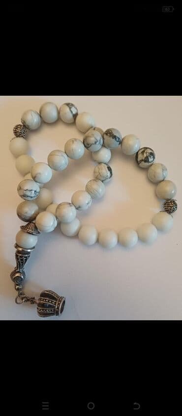 kəhrəba təsbehlər: Təbii daşlardan təsbeh satılır.Qiymet 25 manat — 3