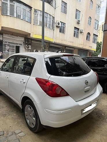 Avtomobil satışı: Nissan Tiida hatchback – ağ rəng, 5 qapı, şəhər üçün rahat və iqtisadi — 6