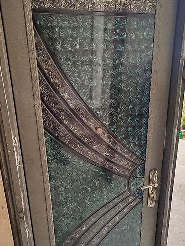 Dəmir qapı - Material: möhkəm metal karkas, dekorativ naxışlı qapı -