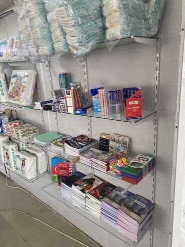 divar rəf: Divarda şüşə rəflər. 6 metr. 1 metr almaq olar — 1