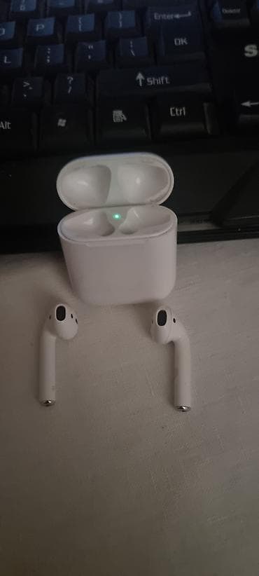 Masaüstü kompüterlər və iş stansiyaları: Ağ rəngli simsiz qulaqcıq dəsti (iki qulaqcıq + şarj futlyarı) — 2