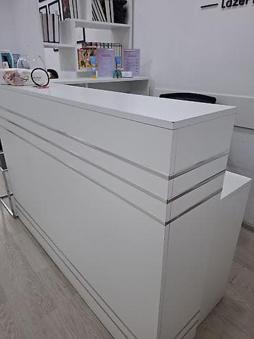 stollar: Ağ rəngdə resepsiyon/qarşılama stendi və iş masası dəsti - Dizayn — 3