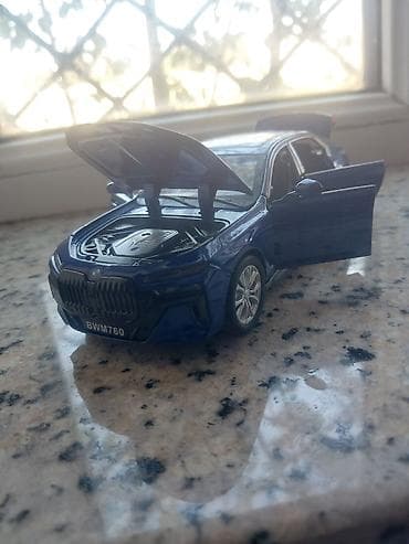 mini disk: Mavi rəngli BMW 760 model avtomobil maketi. Real avtomobil dizaynına — 2