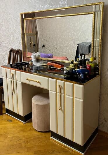 parta stullari: Yatq otağı mebel dəsti Tərkibi: - Şkaf-vitrin: İkiqat şüşəli vitrin — 2