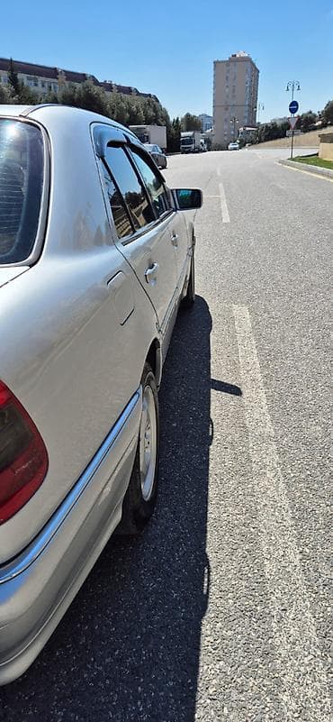 Mercedes-Benz C 230: 2.2 l | 1995 il Sedan — 8