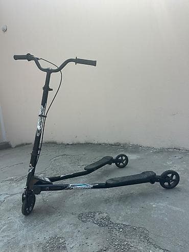 Üç təkərli “Scerider” skuter - Yan-yana iki ayaq platformalı, sürətli — 2