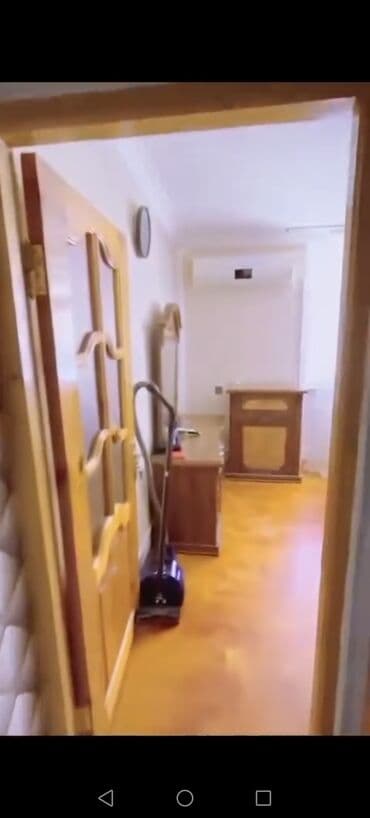 Qarajlar: Bakı, 3-cü mikrorayon, 2 otaqlı, Köhnə tikili, m. Memar Əcəmi, 70 kv. m — 3