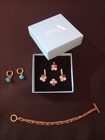 Paslanmaz metaldan rəngli qaşlarla üzük, sırğa, klon dəsti. Və ayrıca