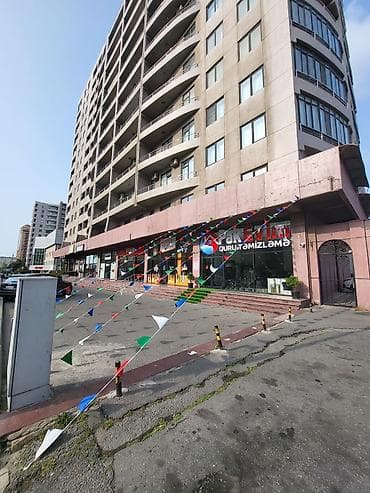 Abu Arenanın binasında 3 otaqlı menzil.157 kv.2 sanuzeli var.Merkəzi